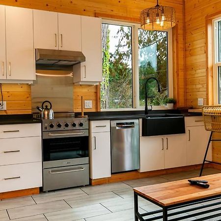 1-Bedroom Knotty Pine Cabin W Sauna & Jacuzzi Sooke Buitenkant foto