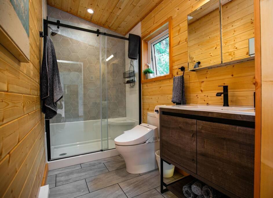 1-Bedroom Knotty Pine Cabin W Sauna & Jacuzzi Sooke Buitenkant foto
