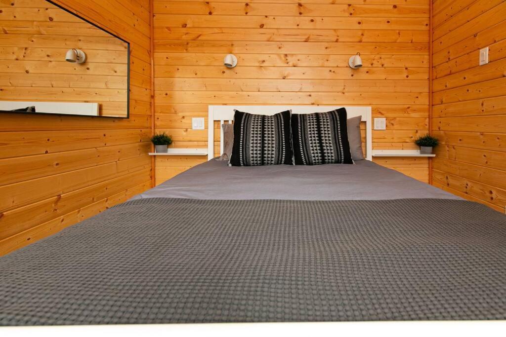 1-Bedroom Knotty Pine Cabin W Sauna & Jacuzzi Sooke Buitenkant foto
