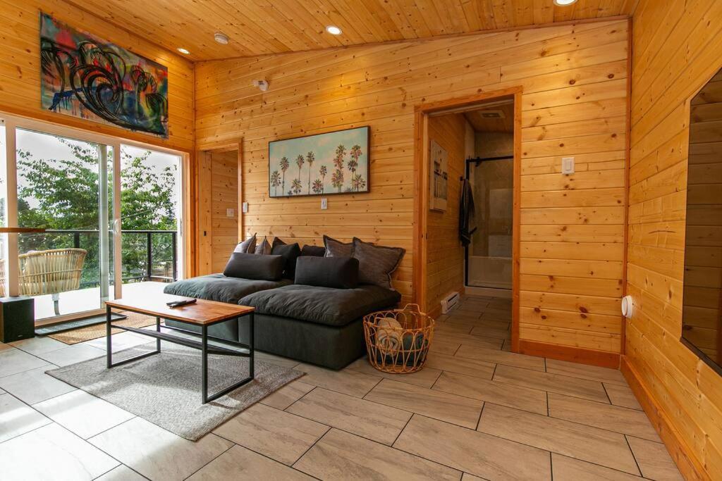 1-Bedroom Knotty Pine Cabin W Sauna & Jacuzzi Sooke Buitenkant foto