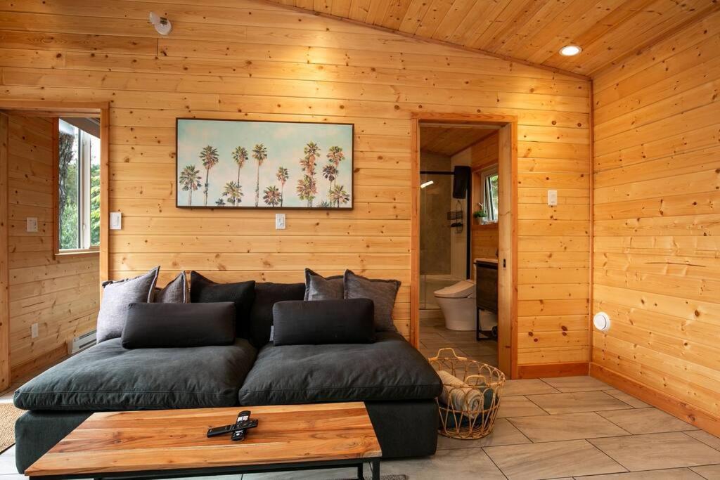 1-Bedroom Knotty Pine Cabin W Sauna & Jacuzzi Sooke Buitenkant foto