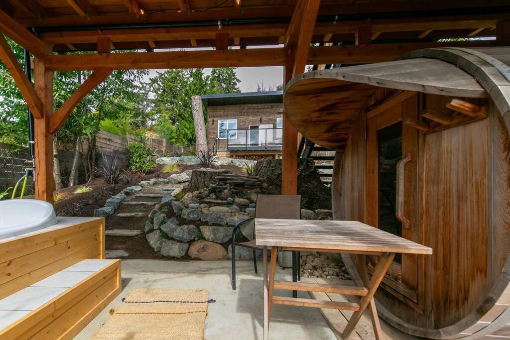 1-Bedroom Knotty Pine Cabin W Sauna & Jacuzzi Sooke Buitenkant foto