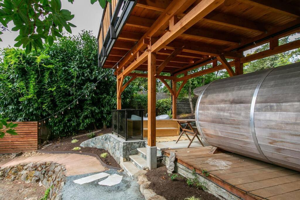 1-Bedroom Knotty Pine Cabin W Sauna & Jacuzzi Sooke Buitenkant foto