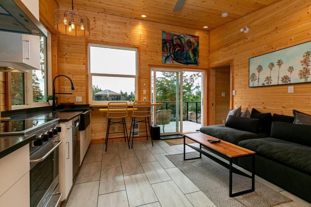 1-Bedroom Knotty Pine Cabin W Sauna & Jacuzzi Sooke Buitenkant foto