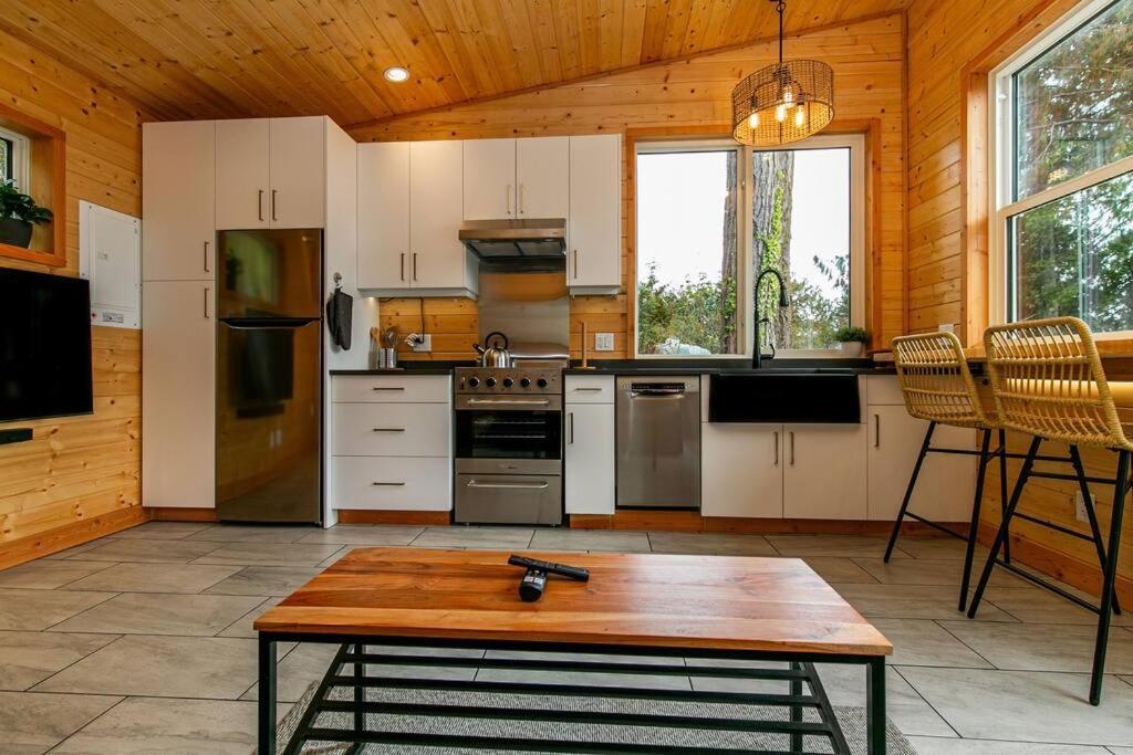 1-Bedroom Knotty Pine Cabin W Sauna & Jacuzzi Sooke Buitenkant foto