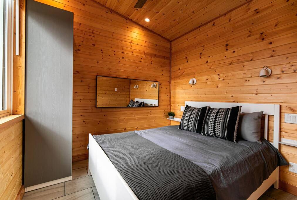 1-Bedroom Knotty Pine Cabin W Sauna & Jacuzzi Sooke Buitenkant foto