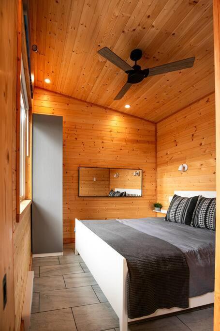 1-Bedroom Knotty Pine Cabin W Sauna & Jacuzzi Sooke Buitenkant foto