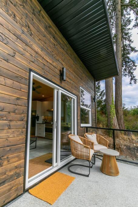 1-Bedroom Knotty Pine Cabin W Sauna & Jacuzzi Sooke Buitenkant foto