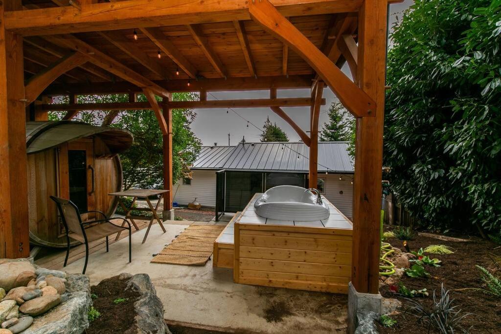 1-Bedroom Knotty Pine Cabin W Sauna & Jacuzzi Sooke Buitenkant foto