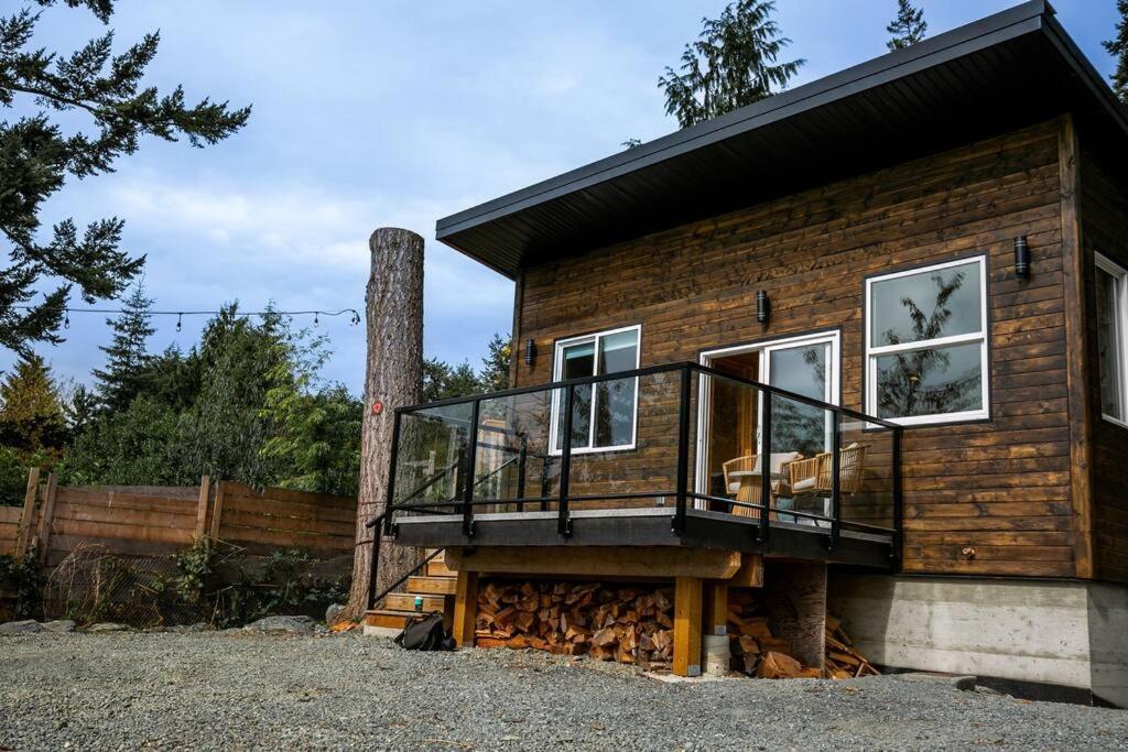 1-Bedroom Knotty Pine Cabin W Sauna & Jacuzzi Sooke Buitenkant foto