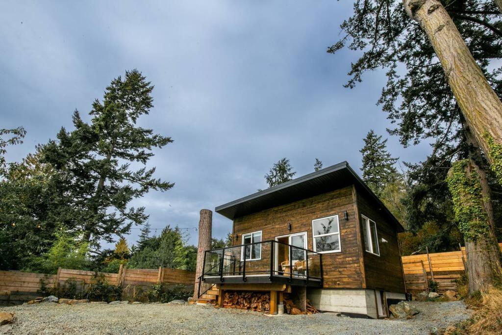 1-Bedroom Knotty Pine Cabin W Sauna & Jacuzzi Sooke Buitenkant foto