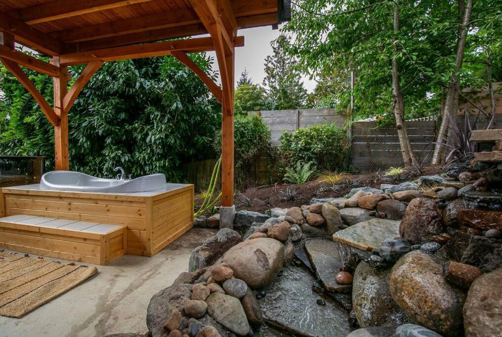 1-Bedroom Knotty Pine Cabin W Sauna & Jacuzzi Sooke Buitenkant foto
