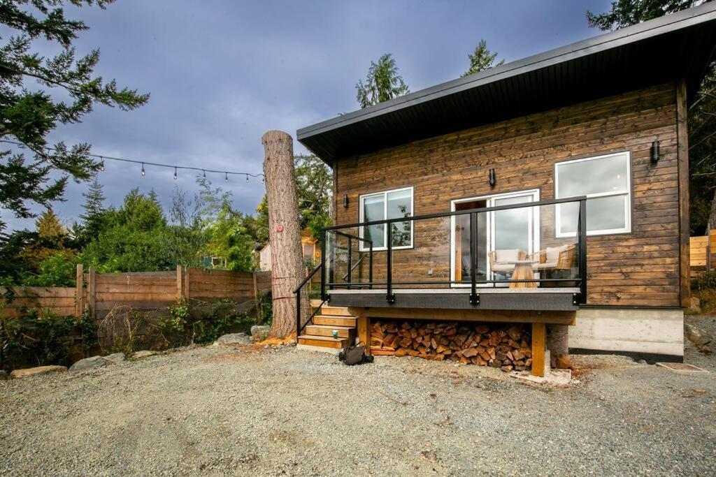 1-Bedroom Knotty Pine Cabin W Sauna & Jacuzzi Sooke Buitenkant foto