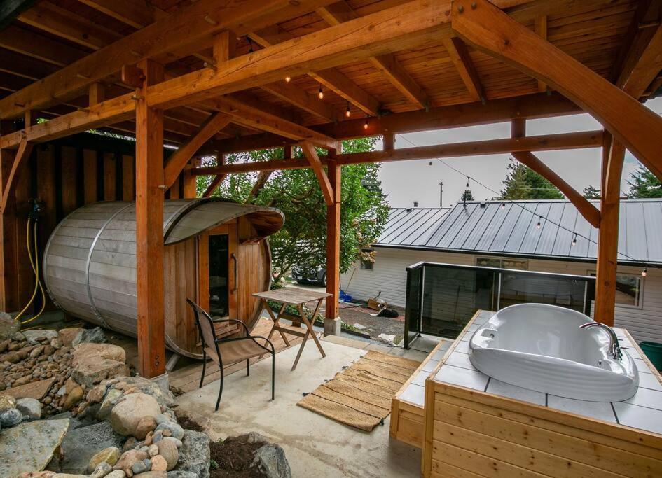 1-Bedroom Knotty Pine Cabin W Sauna & Jacuzzi Sooke Buitenkant foto