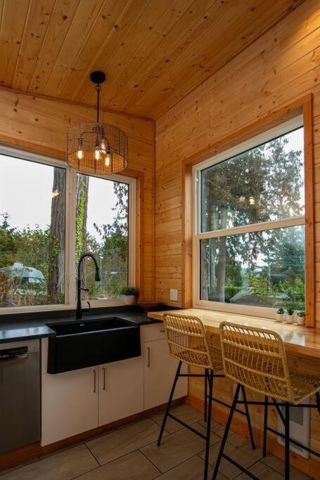 1-Bedroom Knotty Pine Cabin W Sauna & Jacuzzi Sooke Buitenkant foto