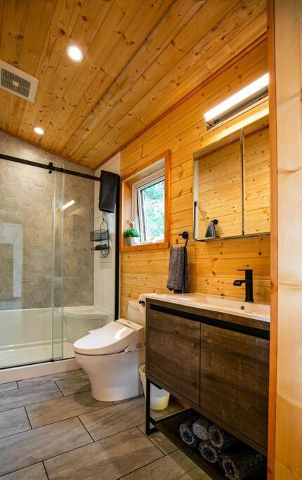 1-Bedroom Knotty Pine Cabin W Sauna & Jacuzzi Sooke Buitenkant foto