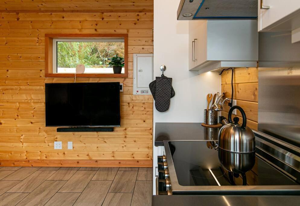 1-Bedroom Knotty Pine Cabin W Sauna & Jacuzzi Sooke Buitenkant foto
