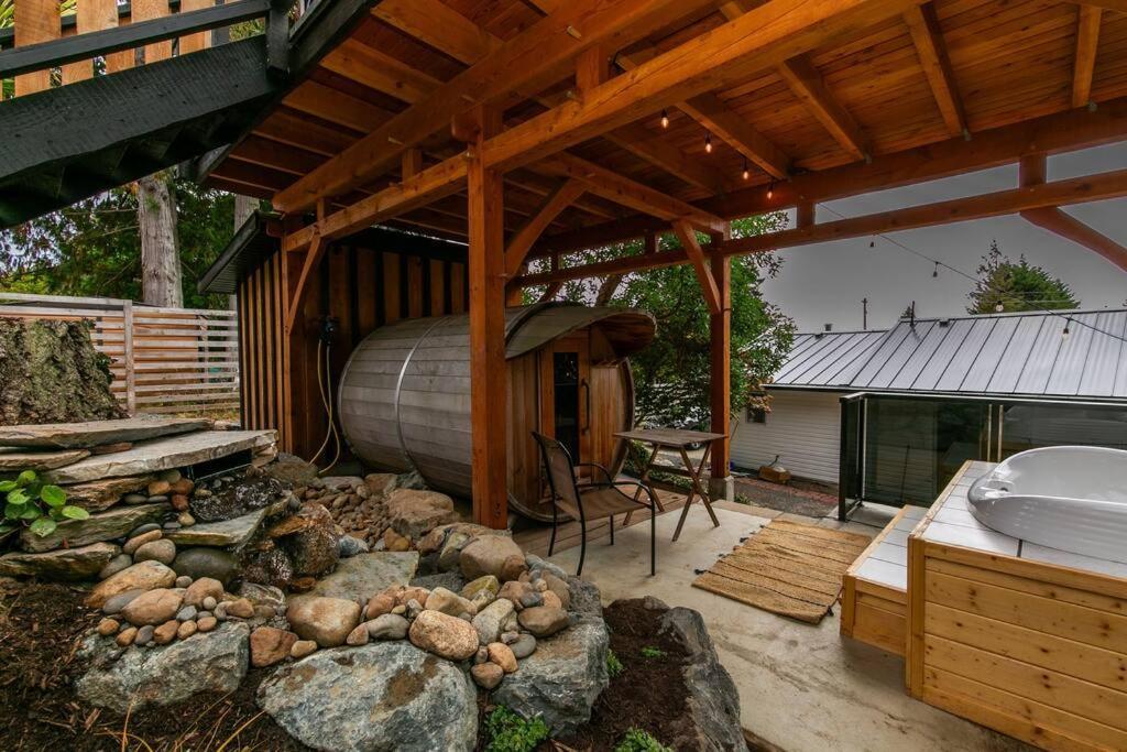 1-Bedroom Knotty Pine Cabin W Sauna & Jacuzzi Sooke Buitenkant foto
