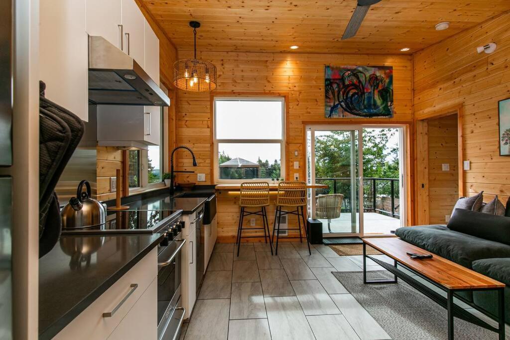1-Bedroom Knotty Pine Cabin W Sauna & Jacuzzi Sooke Buitenkant foto