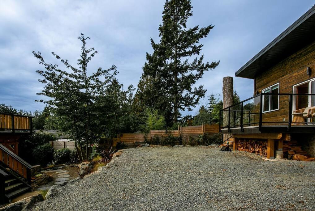 1-Bedroom Knotty Pine Cabin W Sauna & Jacuzzi Sooke Buitenkant foto
