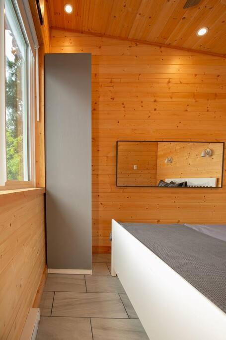 1-Bedroom Knotty Pine Cabin W Sauna & Jacuzzi Sooke Buitenkant foto